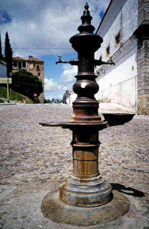 Evora Brunnen