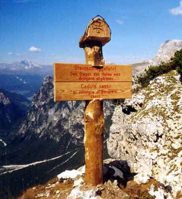Holzschild Steinschlaggefahr